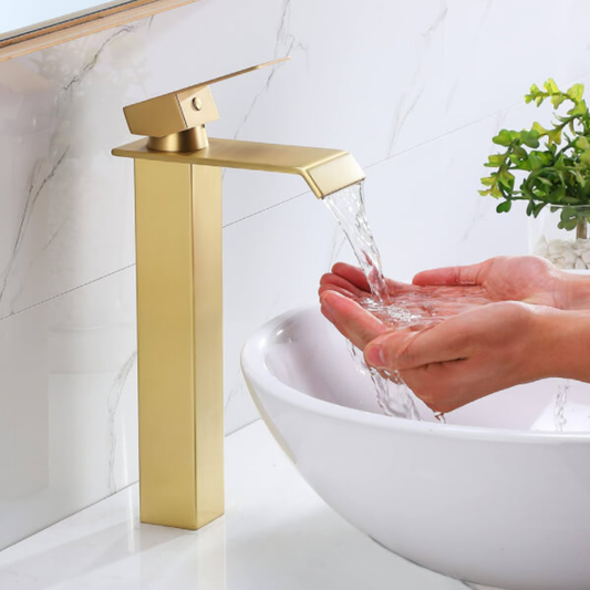 Grifería Cascada Dorado Mate: Calidez y Lujo Exclusivo para Proyectos de Diseño