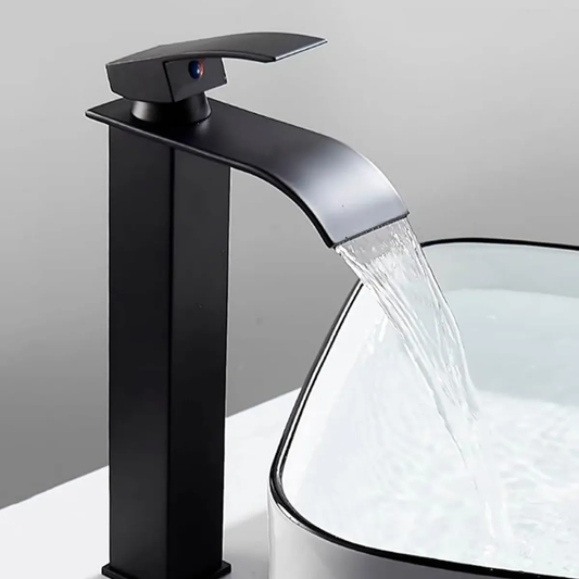 Grifería Cascada Negro Mate: Sofisticación Monocromática para Proyectos de Diseño